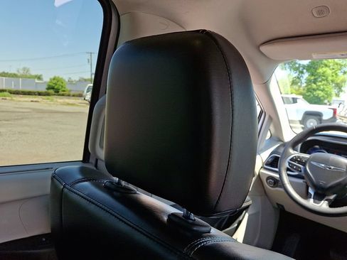 Used 2023 Chrysler Pacifica Touring-L FWD image 14
