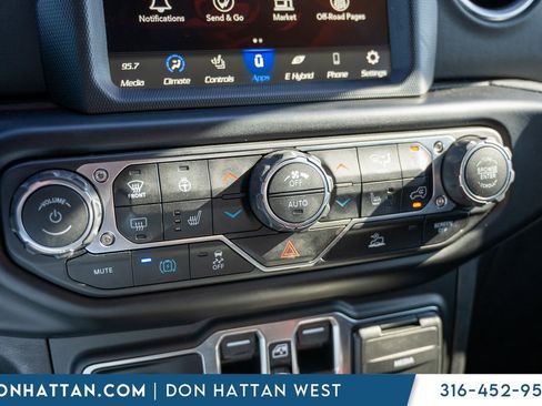 Used 2022 Jeep Wrangler Unlimited Sahara w/ Cold Weather Group image 10