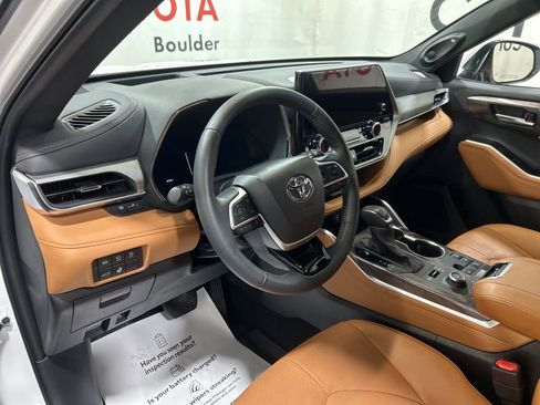 Used 2025 Toyota Highlander Platinum image 29