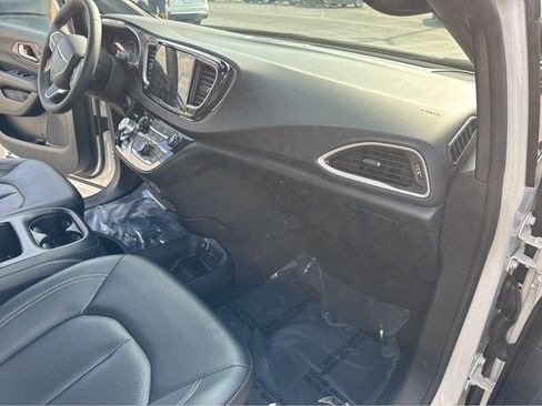Used 2025 Chrysler Pacifica Select FWD image 30