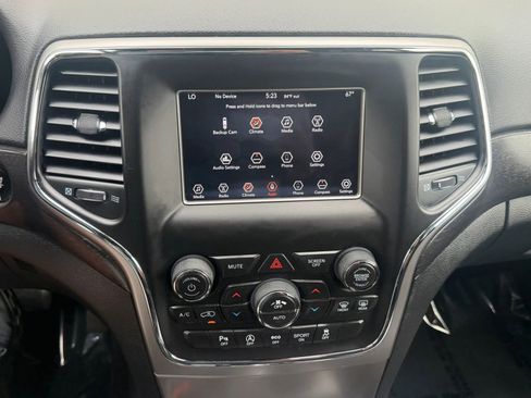 Used 2018 Jeep Grand Cherokee Laredo AWD/4WD image 22
