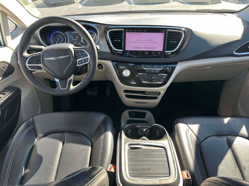 Used 2023 Chrysler Pacifica Touring-L FWD image 13