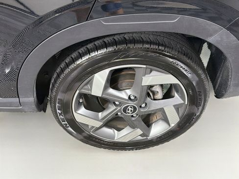 Used 2025 Hyundai Venue SEL FWD image 11