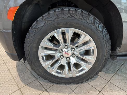 Used 2021 GMC Yukon Denali w/ Advanced Technology Package image 9