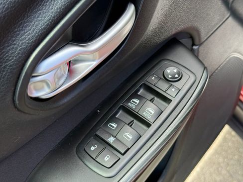 Used 2015 Jeep Cherokee Latitude w/ Cold Weather Group AWD/4WD image 16