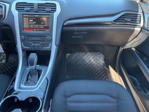 Used 2016 Ford Fusion SE image 17