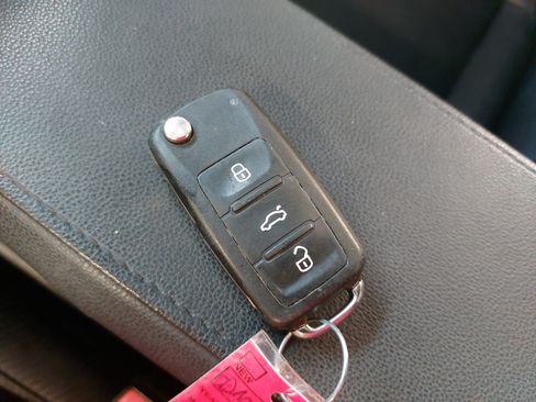 Used 2013 Volkswagen Beetle TDI FWD image 34