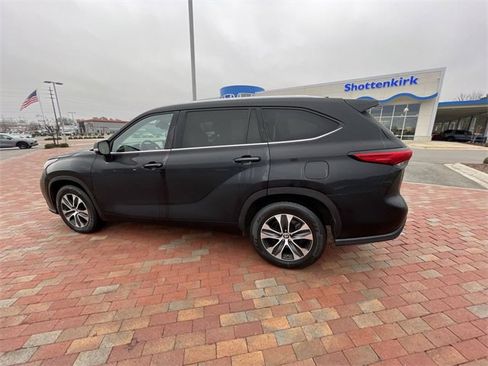 Used 2021 Toyota Highlander XLE image 12