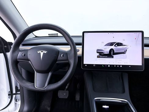 Used 2023 Tesla Model Y Long Range AWD/4WD image 3