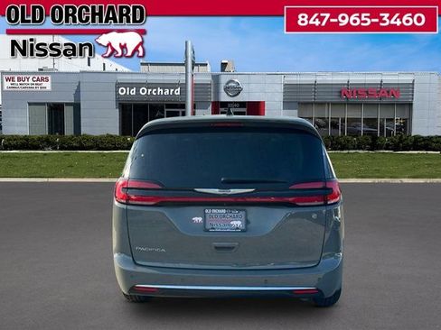 Used 2023 Chrysler Pacifica Touring-L FWD image 4