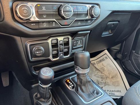 Used 2024 Jeep Gladiator Sport image 18