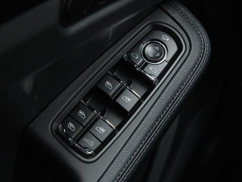 Certified 2026 Porsche Macan AWD/4WD image 19