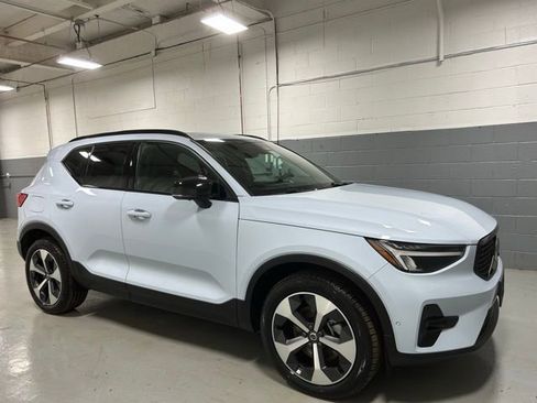 Used 2025 Volvo XC40 B5 Plus AWD/4WD image 4