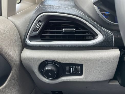 Used 2023 Chrysler Pacifica Touring-L FWD image 14