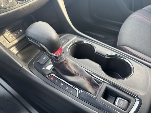 Used 2022 Chevrolet Equinox RS w/ Infotainment Package image 16