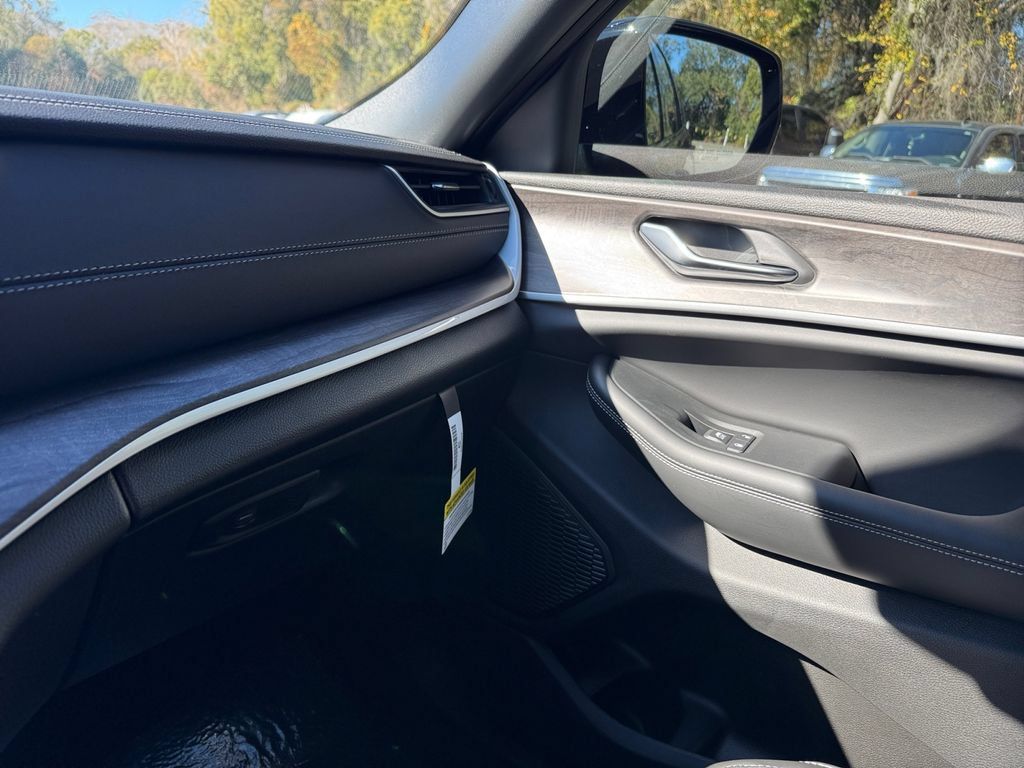 New 2025 Jeep Grand Cherokee L Limited w/ Luxury Tech Group II AWD/4WD image 25