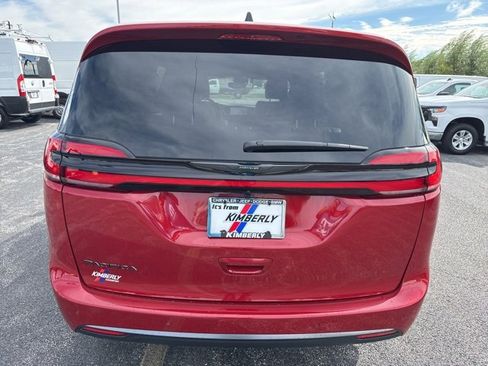 New 2026 Chrysler Pacifica Select image 6
