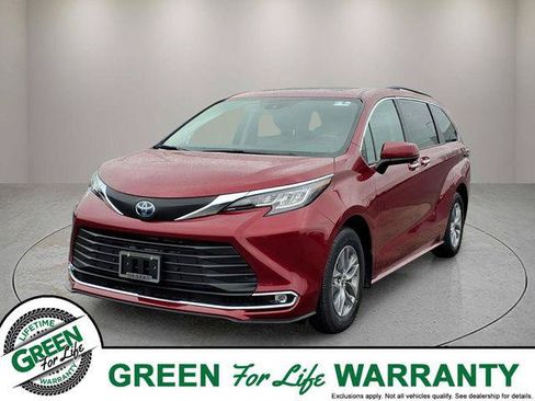 Certified 2023 Toyota Sienna XLE FWD image 1