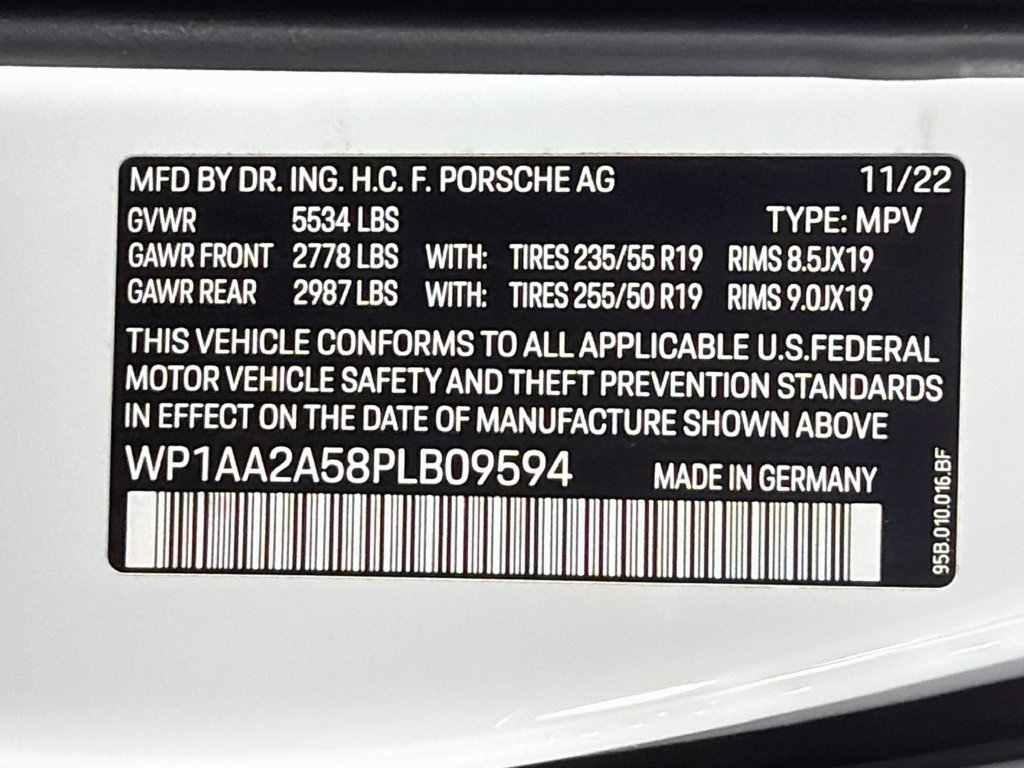 Certified 2023 Porsche Macan AWD/4WD image 34