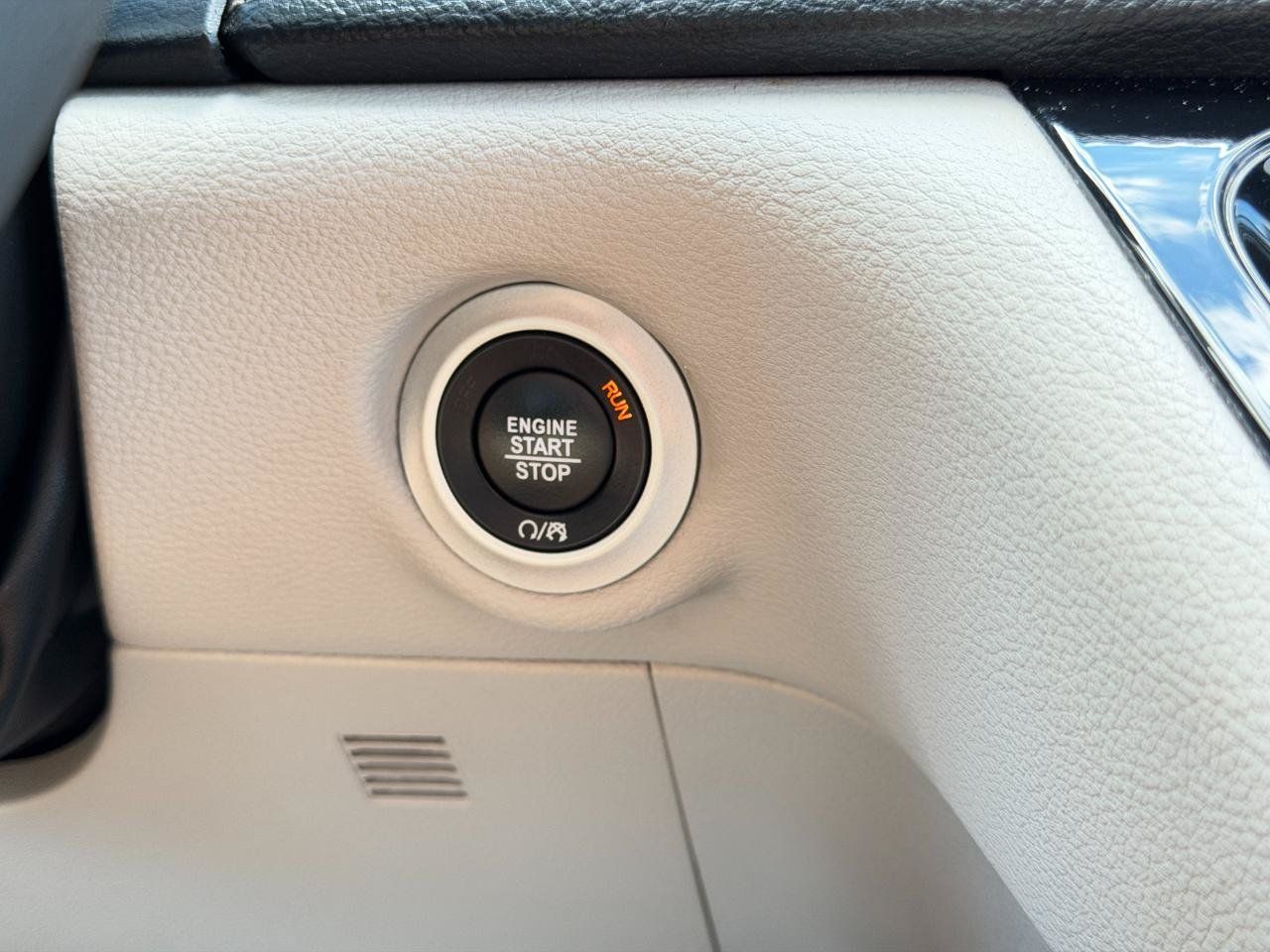 Used 2024 Chrysler Pacifica Limited FWD image 21