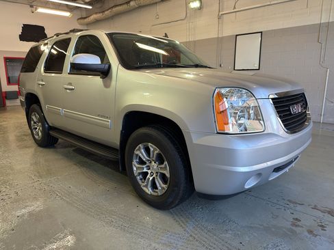 Used 2012 GMC Yukon SLT w/ SLT-2 Equipment Package AWD/4WD image 1