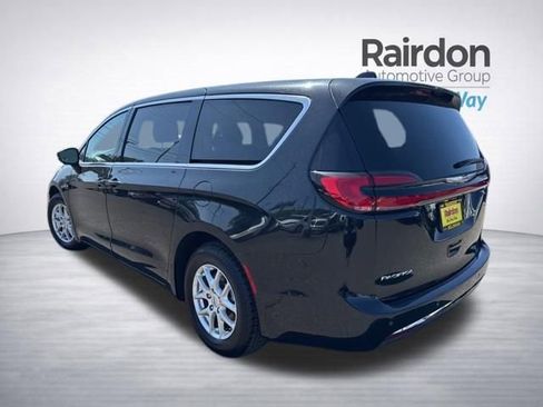 Used 2023 Chrysler Pacifica Touring-L FWD image 5
