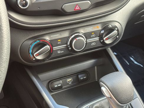 Used 2025 Kia Soul LX w/ LX Technology Package FWD image 20