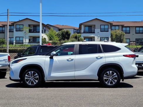 Used 2023 Toyota Highlander XLE AWD/4WD image 9