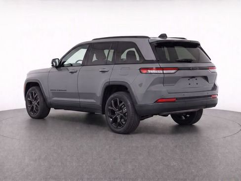 Used 2024 Jeep Grand Cherokee Altitude RWD image 7