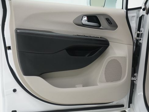 Used 2018 Chrysler Pacifica Limited FWD image 16