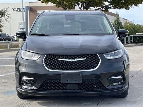 Used 2024 Chrysler Pacifica Touring-L image 6