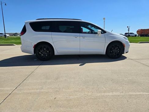 Used 2022 Chrysler Pacifica Limited w/ S Appearance Package AWD/4WD image 18