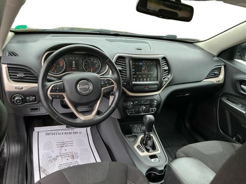 Used 2016 Jeep Cherokee Latitude w/ Cold Weather Group FWD image 29