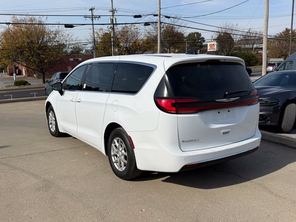 Used 2025 Chrysler Pacifica Select FWD image 8