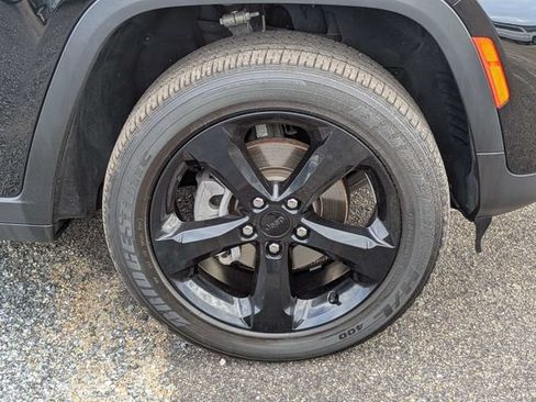 Used 2025 Jeep Grand Cherokee Altitude AWD/4WD image 11