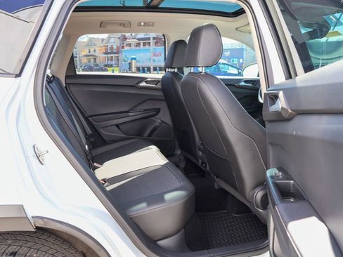 Certified 2025 Volkswagen Taos SE image 16