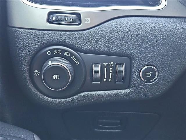 Used 2019 Jeep Cherokee Limited w/ Technology Group FWD image 16