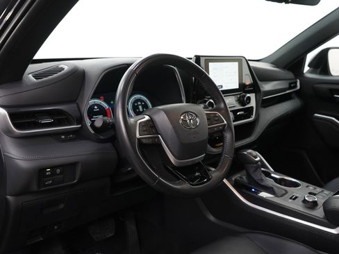 Used 2025 Toyota Highlander XSE image 17