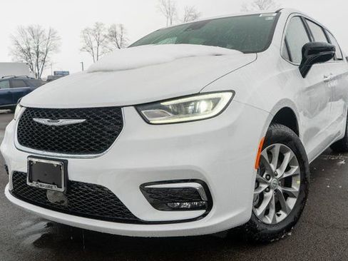 New 2026 Chrysler Pacifica Select AWD/4WD image 1