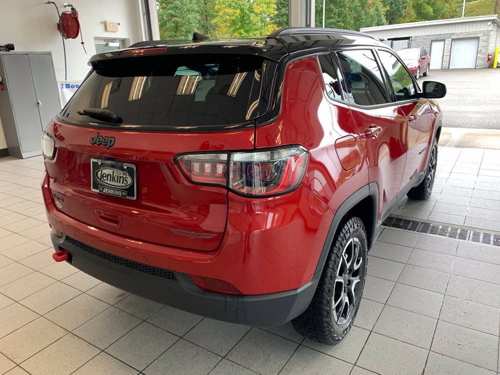 Used 2025 Jeep Compass Trailhawk AWD/4WD image 16