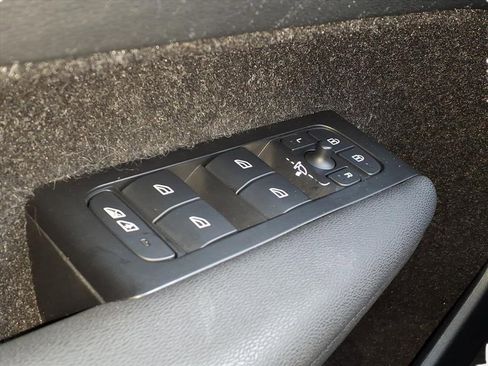 Used 2021 Volvo XC40 T5 R-Design w/ Climate Package image 26