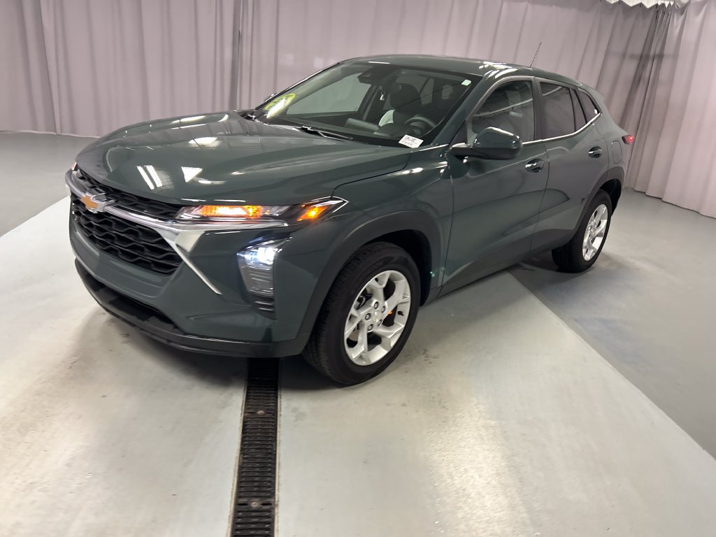 Used 2026 Chevrolet Trax LS w/ LS Convenience Package FWD image 3