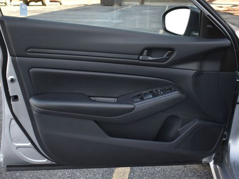 Used 2024 Nissan Altima 2.5 S image 11