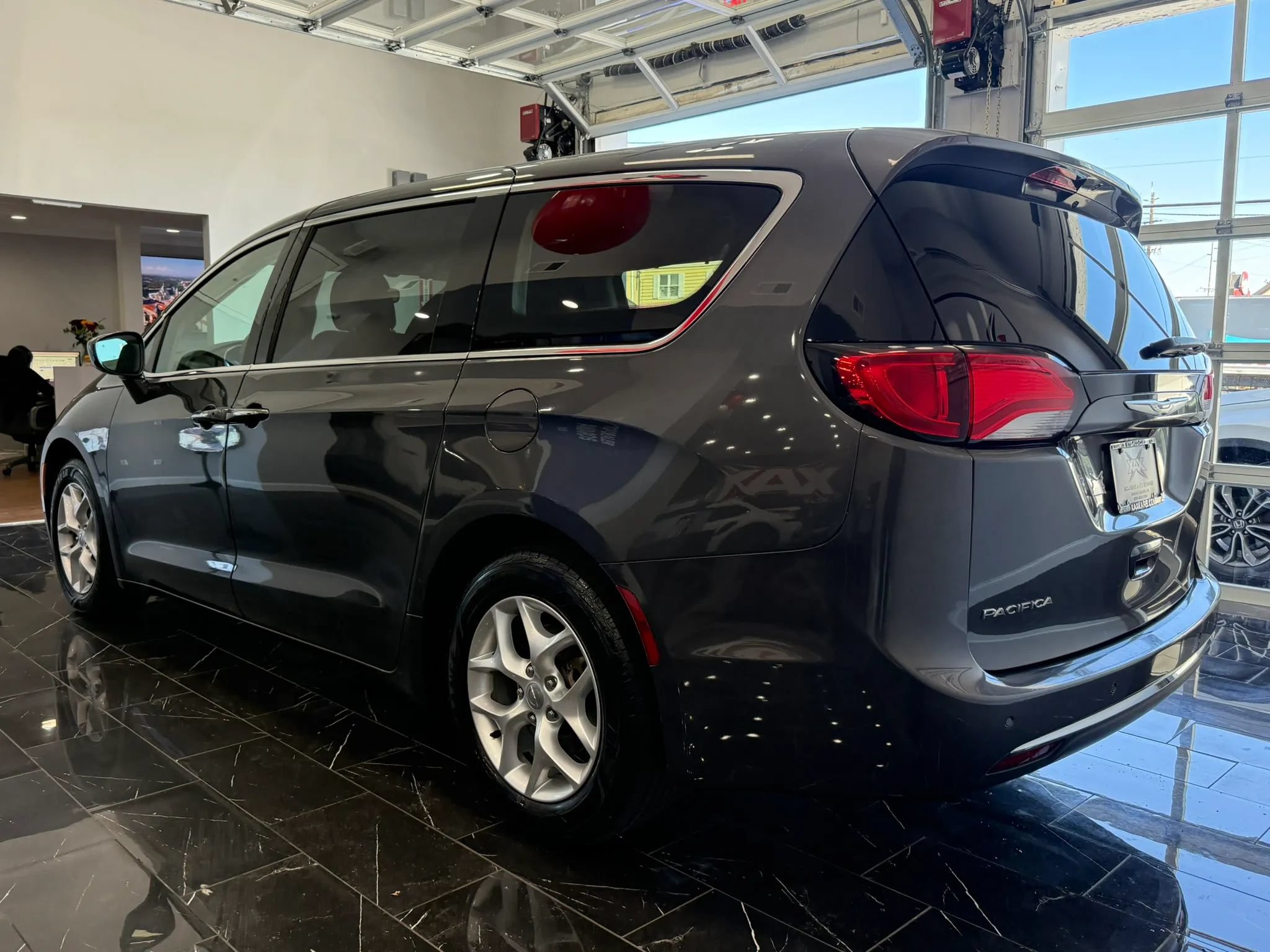 Used 2018 Chrysler Pacifica Touring Plus w/ Tire & Wheel Group FWD image 4