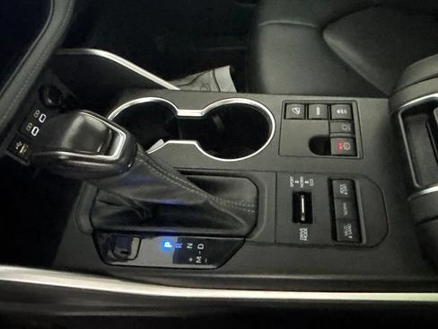 Used 2023 Toyota Highlander XLE AWD/4WD image 7