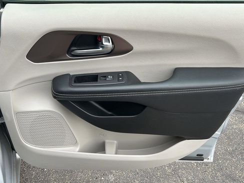Used 2023 Chrysler Voyager LX image 15