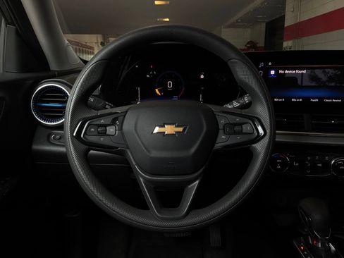 Used 2025 Chevrolet Trax LT FWD image 31
