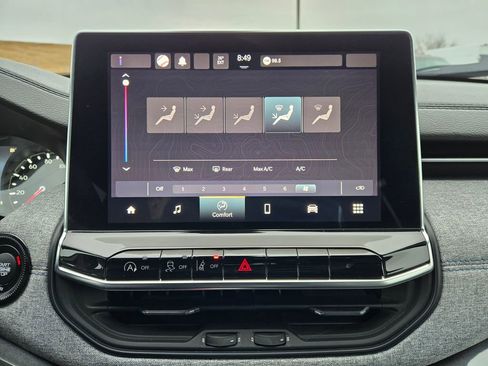 Used 2023 Jeep Compass Latitude w/ Mopar Graphics Package image 22