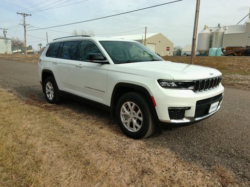 Used 2022 Jeep Grand Cherokee L Limited image 7