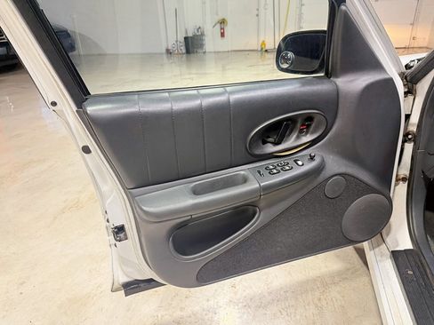 Used 1997 Oldsmobile Cutlass Supreme SL image 24